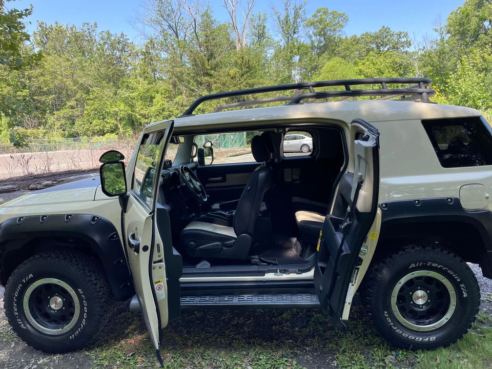 2010 Toyota FJ Cruiser - Image 8 of 31