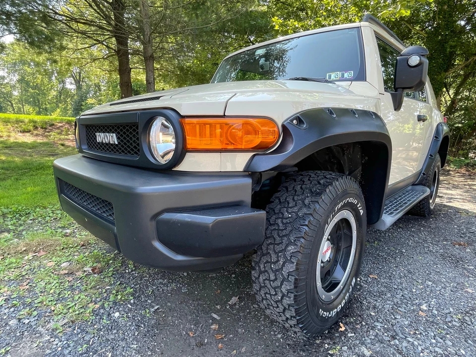 2010 Toyota FJ Cruiser - Image 7 of 31
