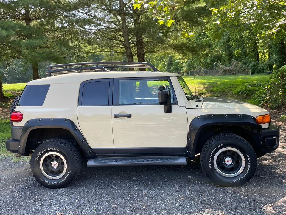 2010 Toyota FJ Cruiser - Image 11 of 31