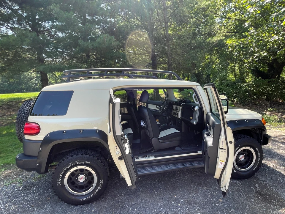 2010 Toyota FJ Cruiser - Image 10 of 31