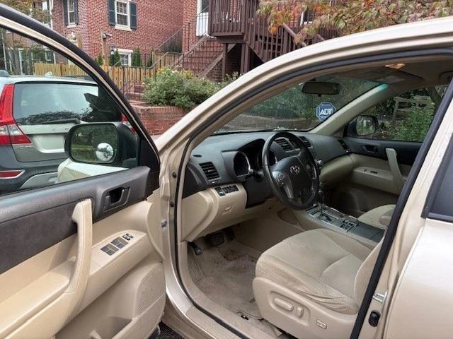 2010 Toyota Highlander - Image 11 of 13