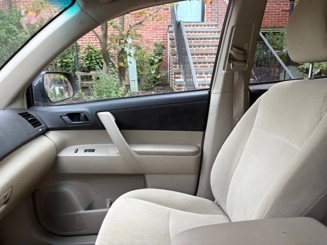 2010 Toyota Highlander - Image 10 of 13