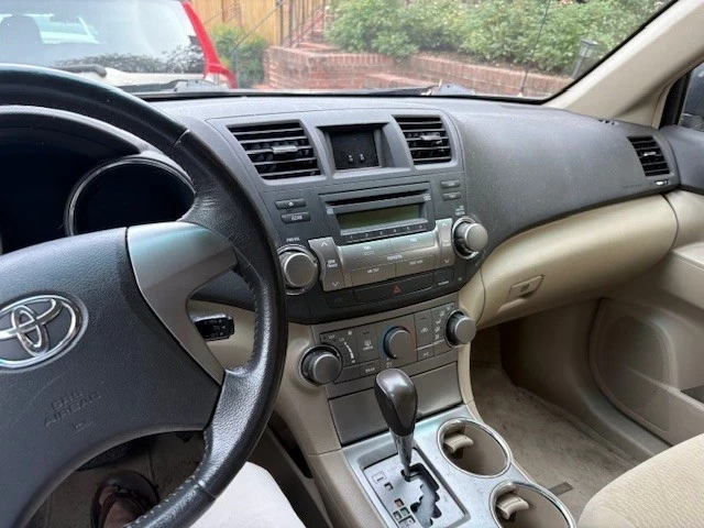 2010 Toyota Highlander - Image 9 of 13
