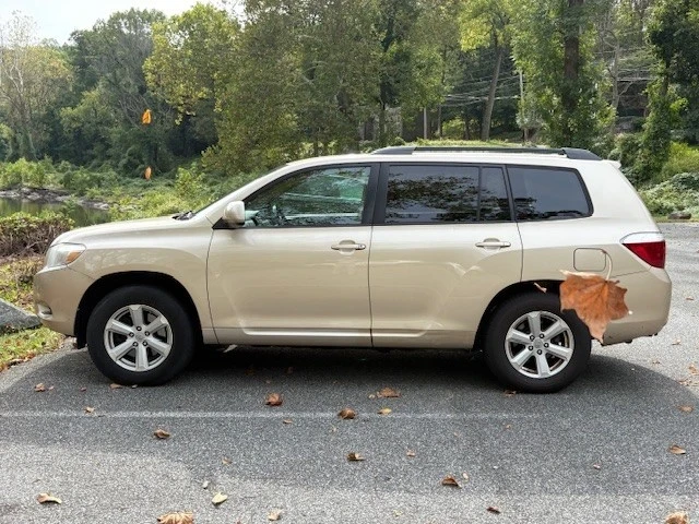 2010 Toyota Highlander - Image 2 of 13