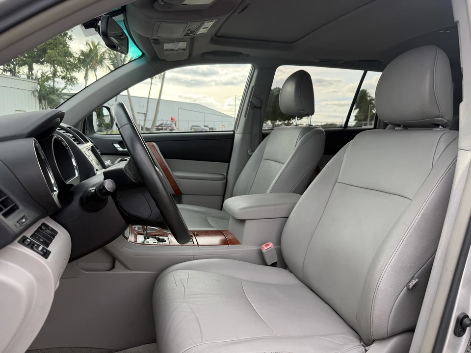 2010 Toyota Highlander - Image 8 of 21