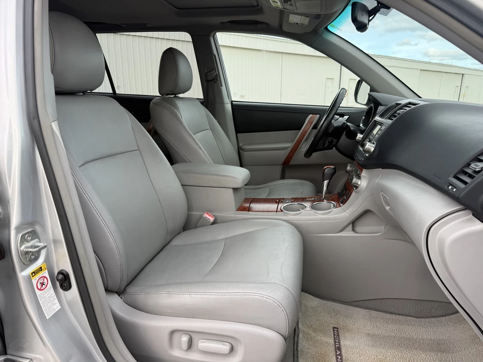 2010 Toyota Highlander - Image 10 of 21