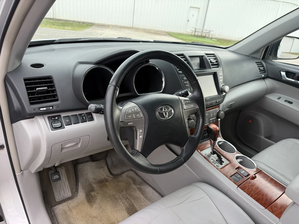 2010 Toyota Highlander - Image 9 of 21