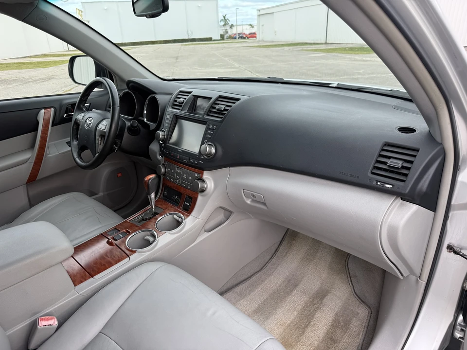 2010 Toyota Highlander - Image 11 of 21