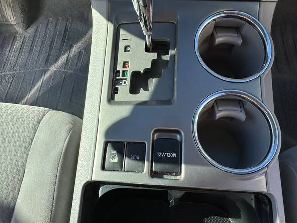 2010 Toyota Highlander - Image 11 of 21