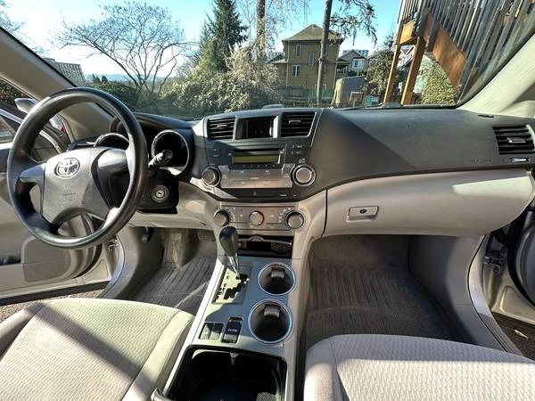2010 Toyota Highlander - Image 9 of 21