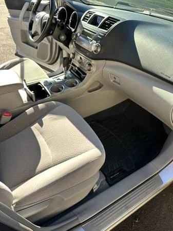 2010 Toyota Highlander - Image 8 of 21