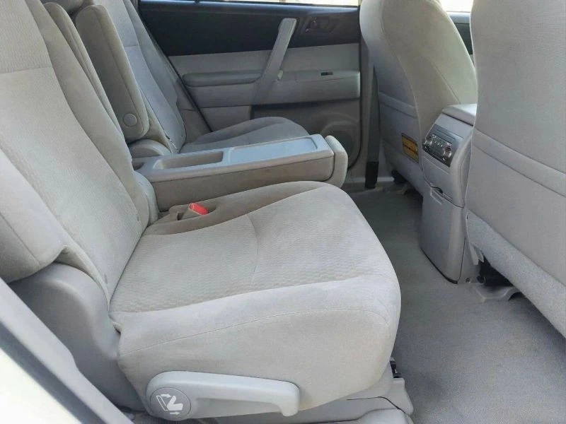 2010 Toyota Highlander - Image 6 of 12