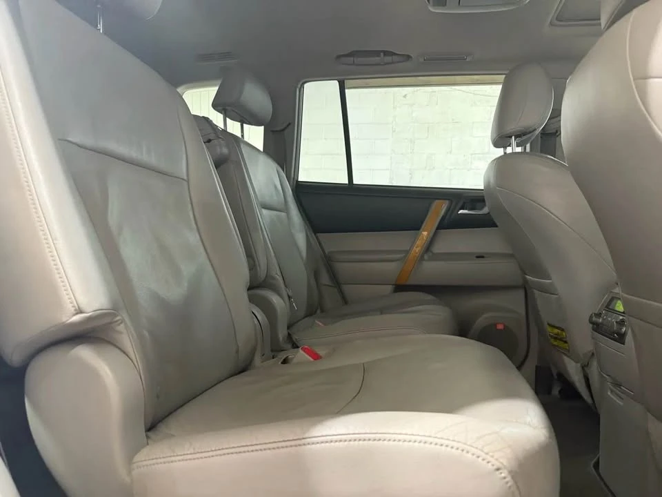 2010 Toyota Highlander - Image 11 of 20