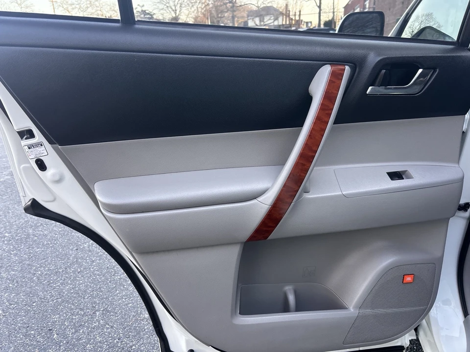 2010 Toyota Highlander - Image 19 of 21