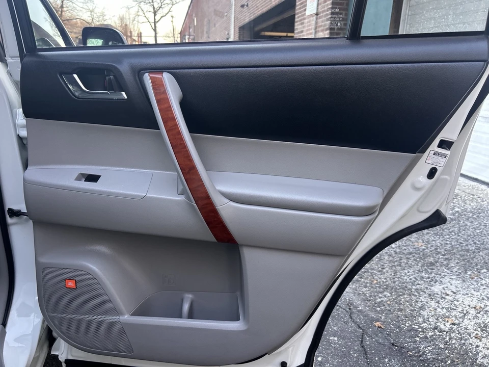 2010 Toyota Highlander - Image 18 of 21