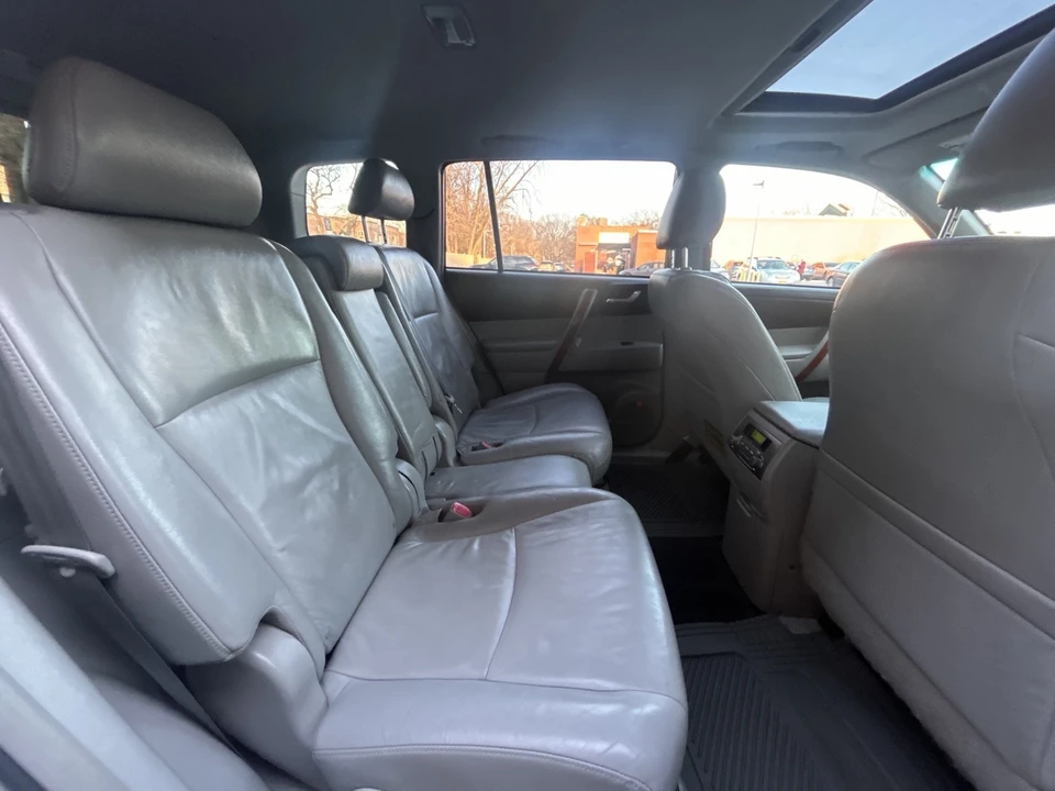 2010 Toyota Highlander - Image 13 of 21