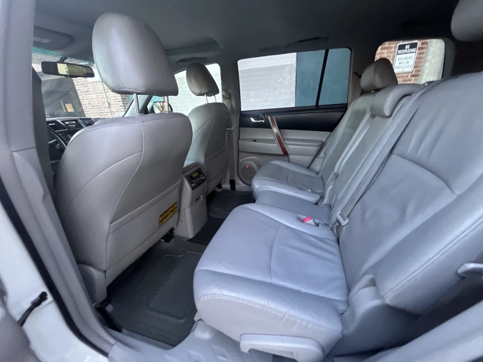 2010 Toyota Highlander - Image 12 of 21