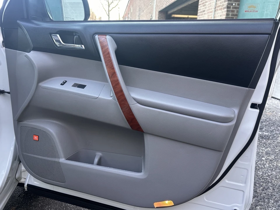 2010 Toyota Highlander - Image 17 of 21