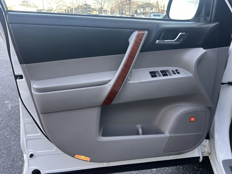 2010 Toyota Highlander - Image 20 of 21