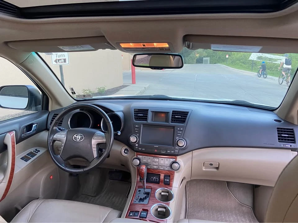 2010 Toyota Highlander - Image 11 of 14