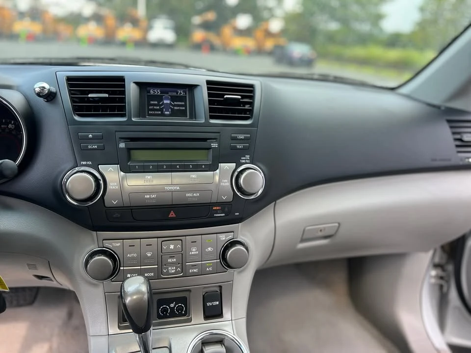 2010 Toyota Highlander - Image 16 of 16