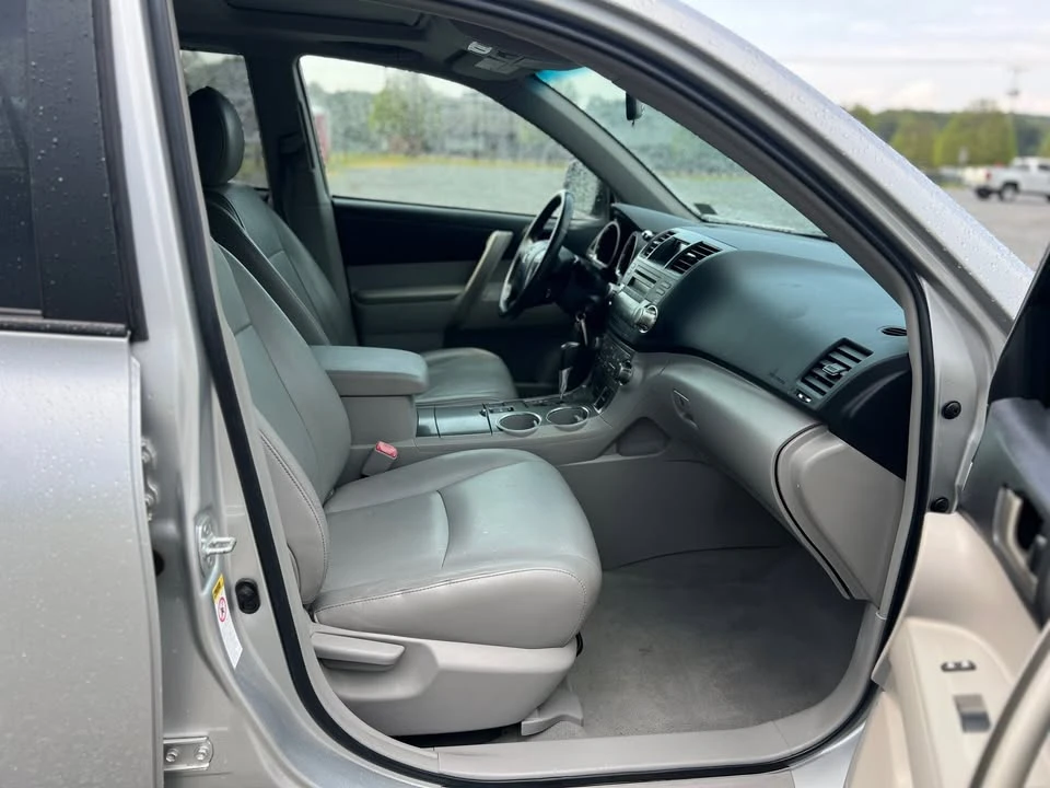 2010 Toyota Highlander - Image 9 of 16