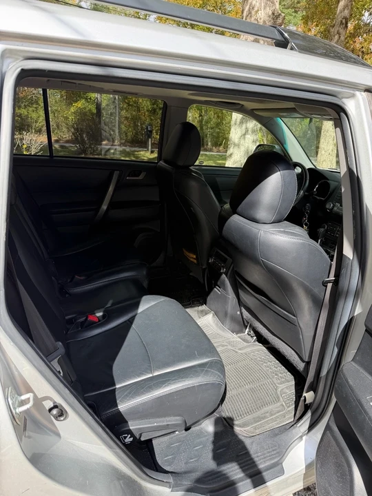 2010 Toyota Highlander - Image 8 of 16