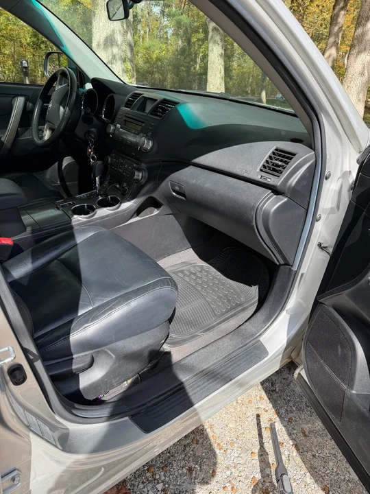 2010 Toyota Highlander - Image 9 of 16