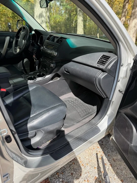 2010 Toyota Highlander - Image 10 of 16