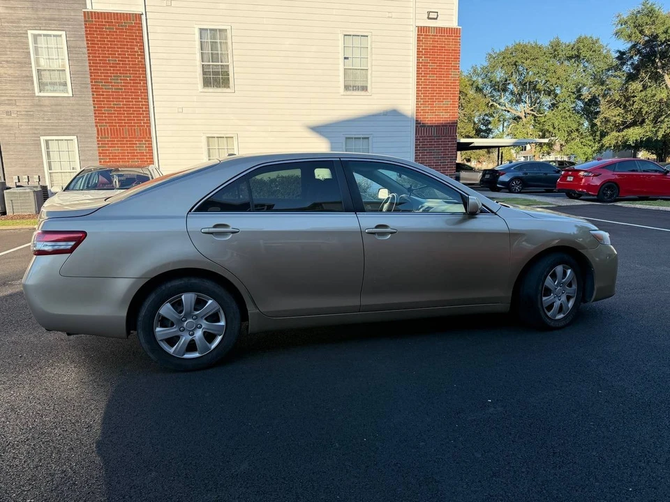 2010 Toyota - Image 11 of 12
