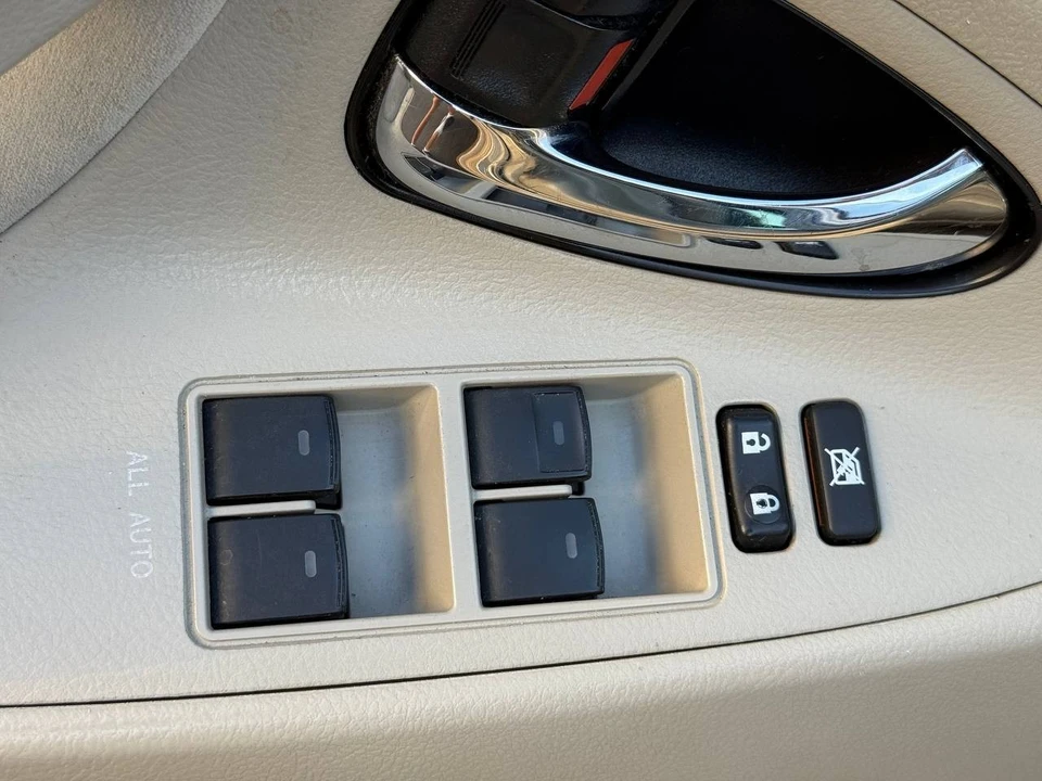 2010 Toyota - Image 6 of 12
