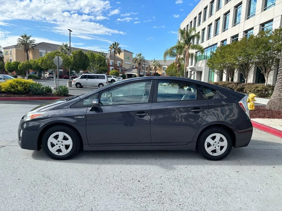 2010 Toyota Prius 3rd Gen - Image 2 of 15