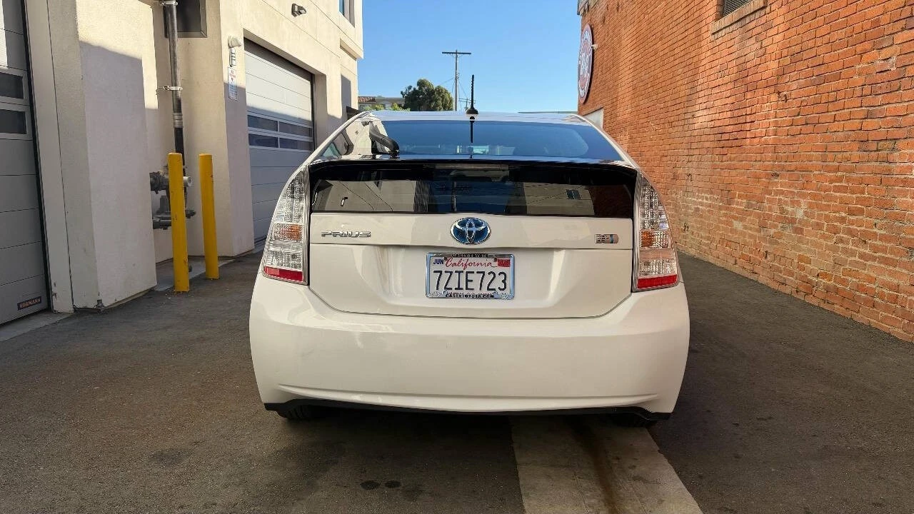 2010 Toyota Prius 3rd Gen - Image 5 of 9
