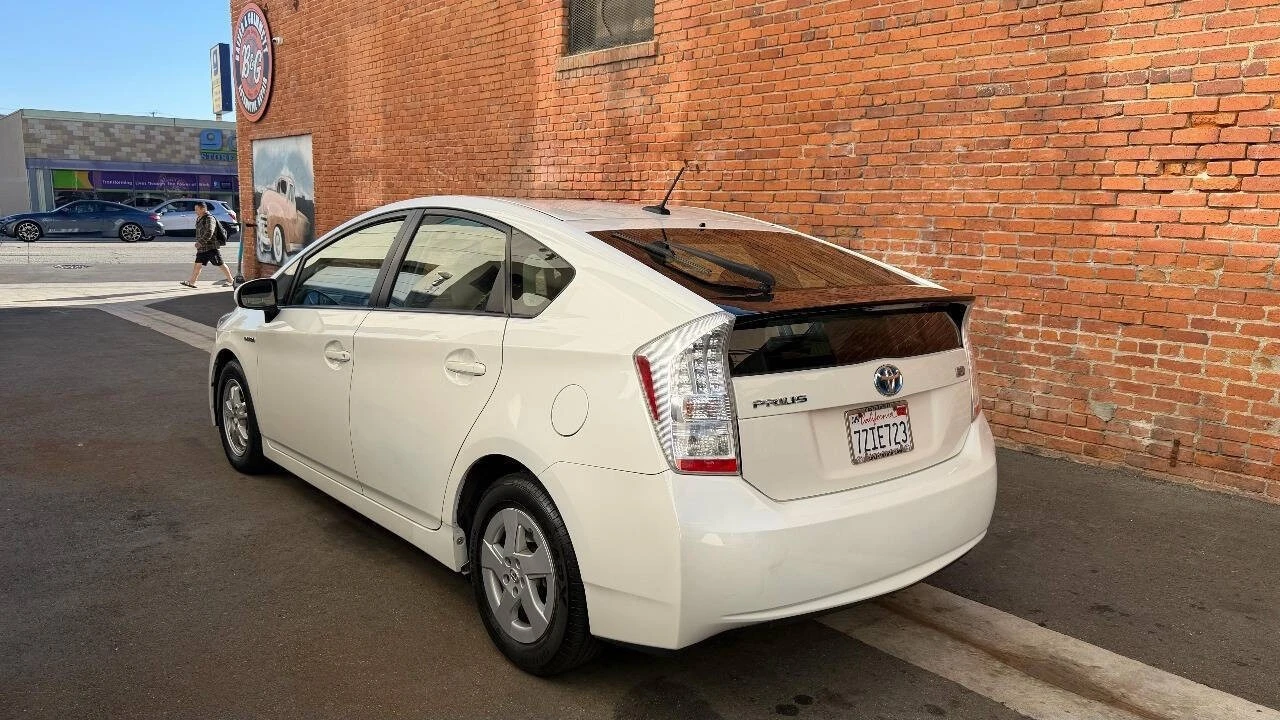2010 Toyota Prius 3rd Gen - Image 6 of 9