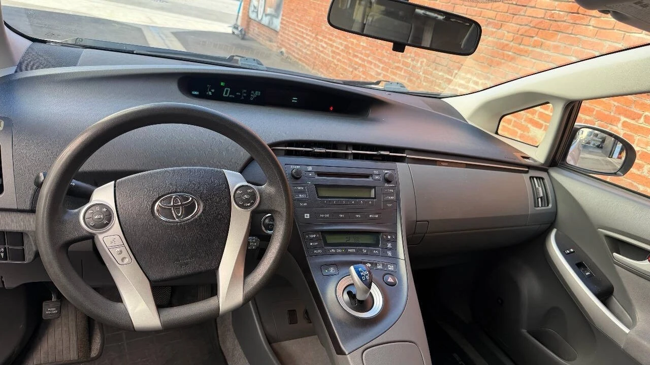 2010 Toyota Prius 3rd Gen - Image 9 of 9