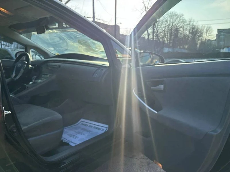 2010 Toyota Prius 3rd Gen - Image 6 of 12