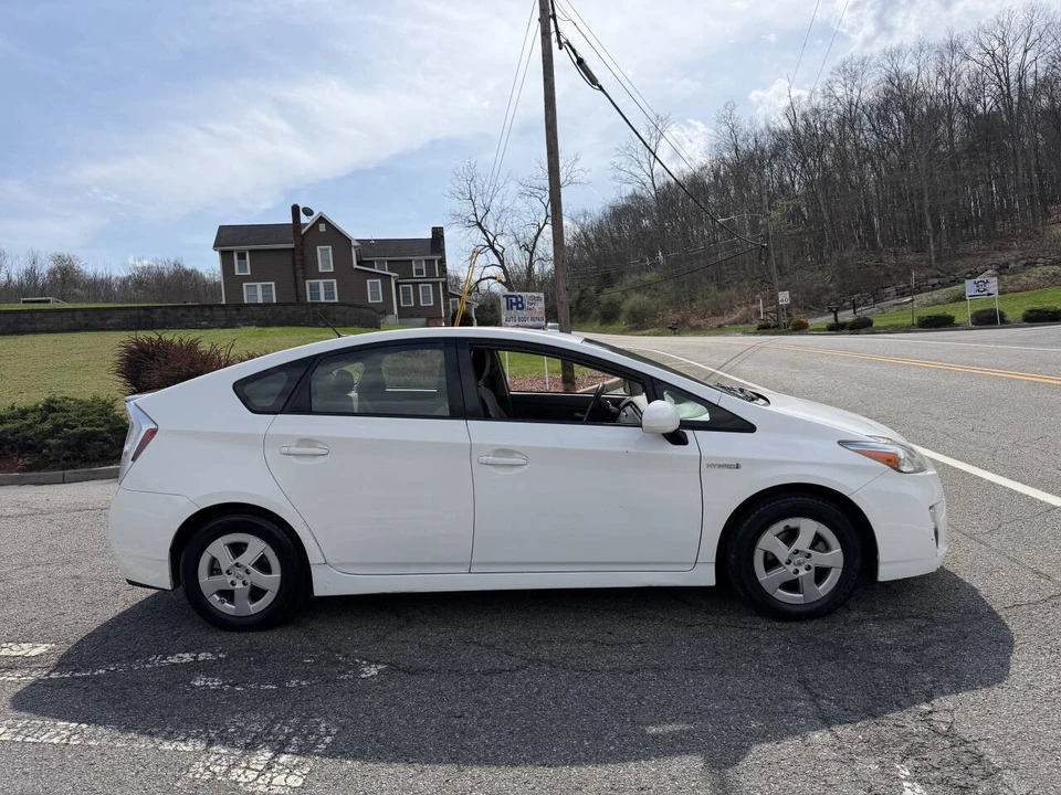 2010 Toyota Prius 3rd Gen - Image 5 of 16