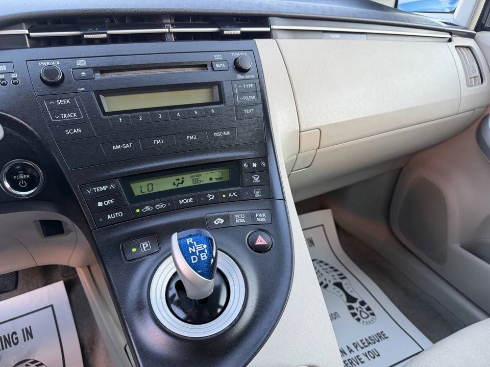 2010 Toyota Prius 3rd Gen - Image 11 of 16