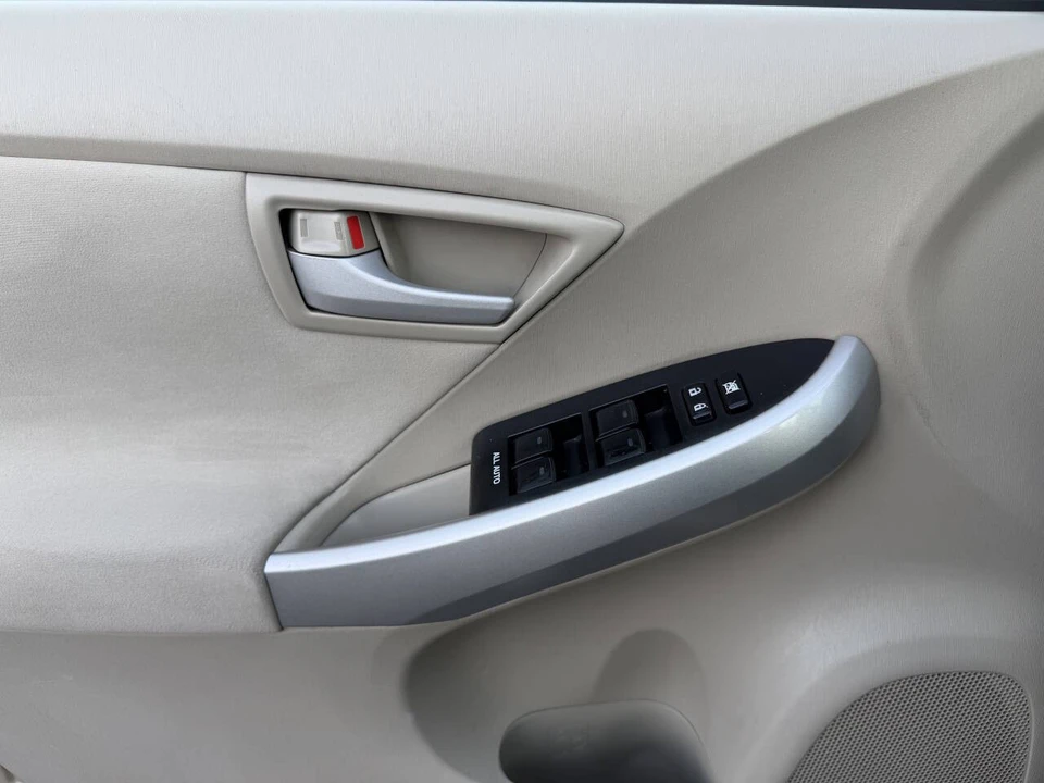 2010 Toyota Prius 3rd Gen - Image 12 of 16