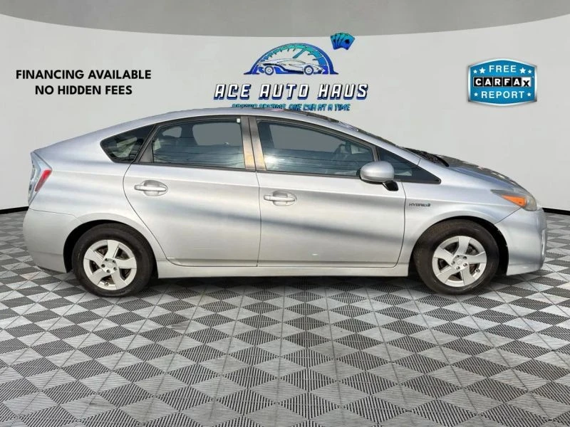 2010 Toyota Prius 3rd Gen - Image 8 of 12