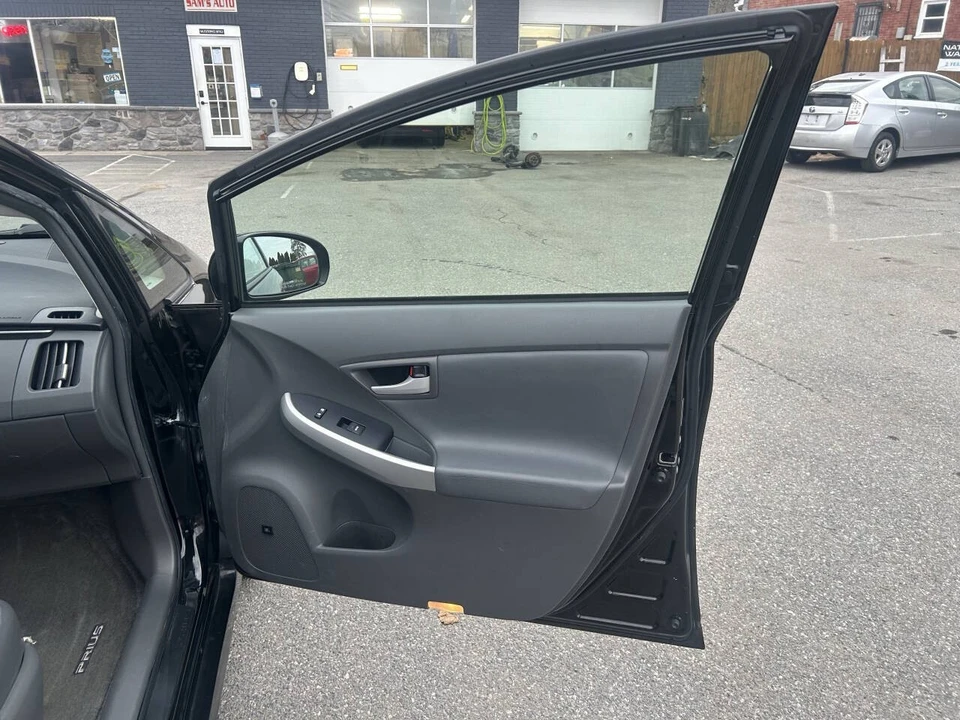 2010 Toyota Prius 3rd Gen - Image 11 of 21
