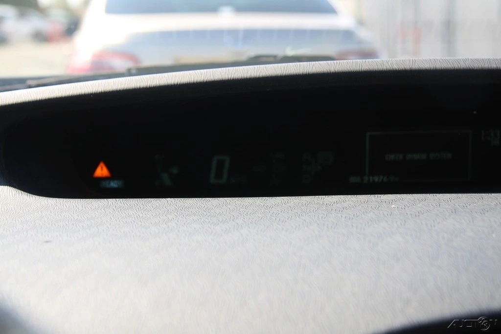 2010 Toyota Prius 3rd Gen - Image 16 of 21