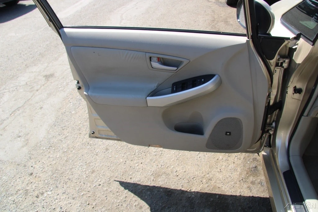 2010 Toyota Prius 3rd Gen - Image 13 of 21