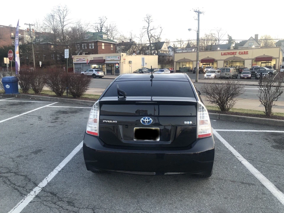 2010 Toyota Prius 3rd Gen - Image 3 of 9