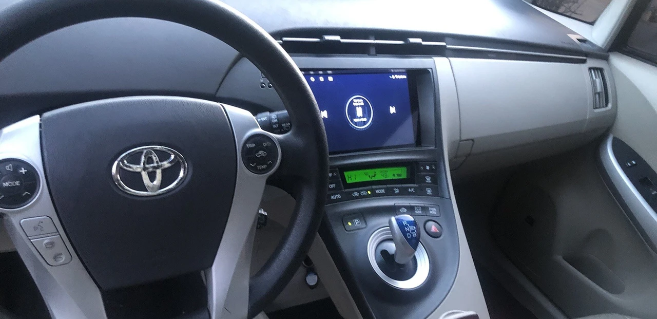 2010 Toyota Prius 3rd Gen - Image 6 of 9