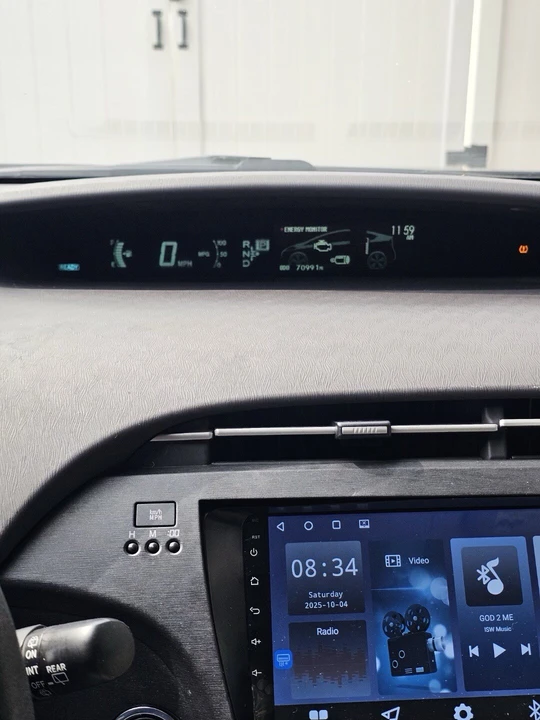 2010 Toyota Prius 3rd Gen - Image 7 of 9
