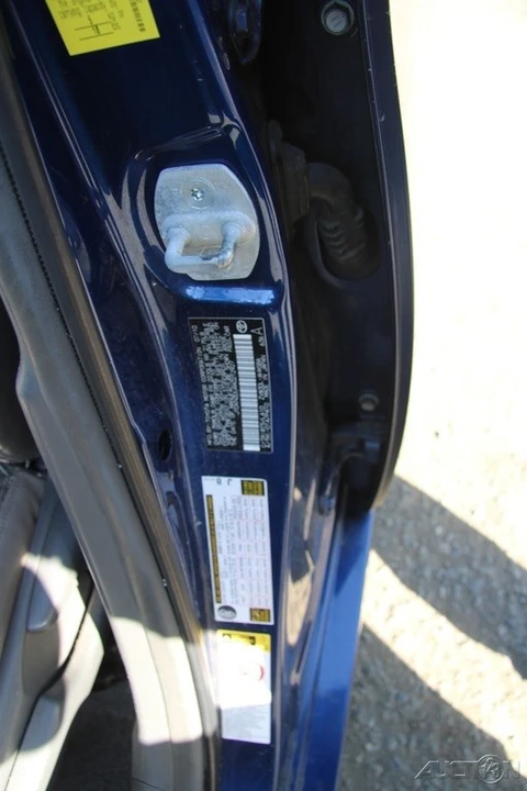 2010 Toyota Prius 3rd Gen - Image 10 of 21