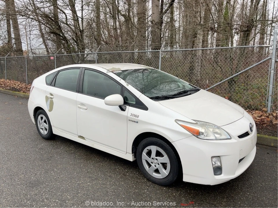 2010 Toyota Prius 3rd Gen - Image 2 of 12