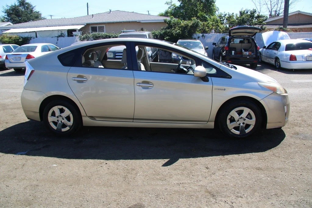 2010 Toyota Prius 3rd Gen - Image 9 of 21