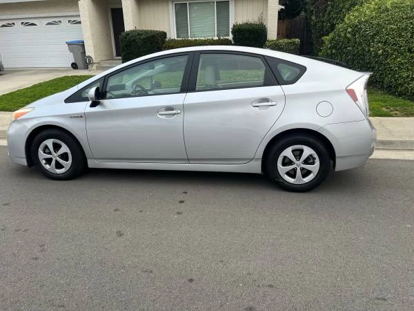 2010 Toyota Prius 3rd Gen - Image 2 of 5